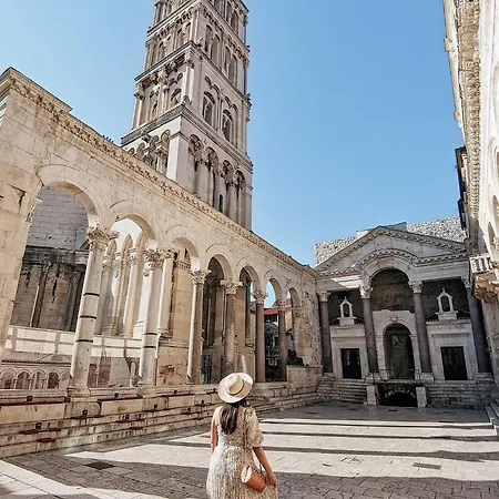 New!!! Deluxe Dino In The Old Town Of Spalato