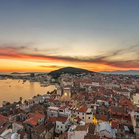 Deluxe Dino In The Old Town Of Split