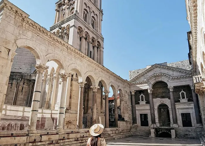 Deluxe Dino In The Old Town Of 스플리트