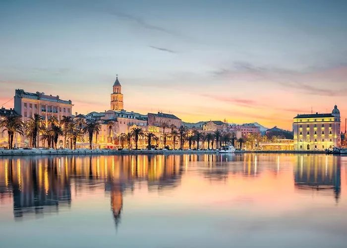 Deluxe Dino In The Old Town Of 스플리트